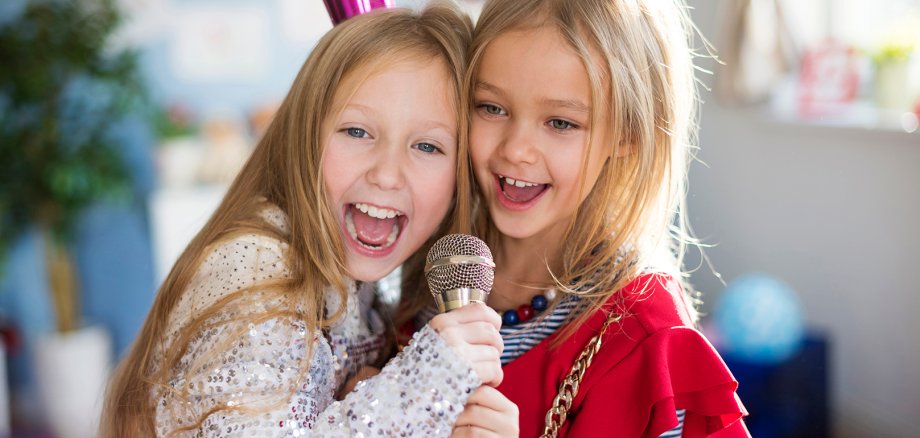 Zwei singende Mädchen