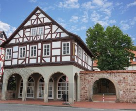 Die Fassade des Hauses der Jugend an einem Sommertag.