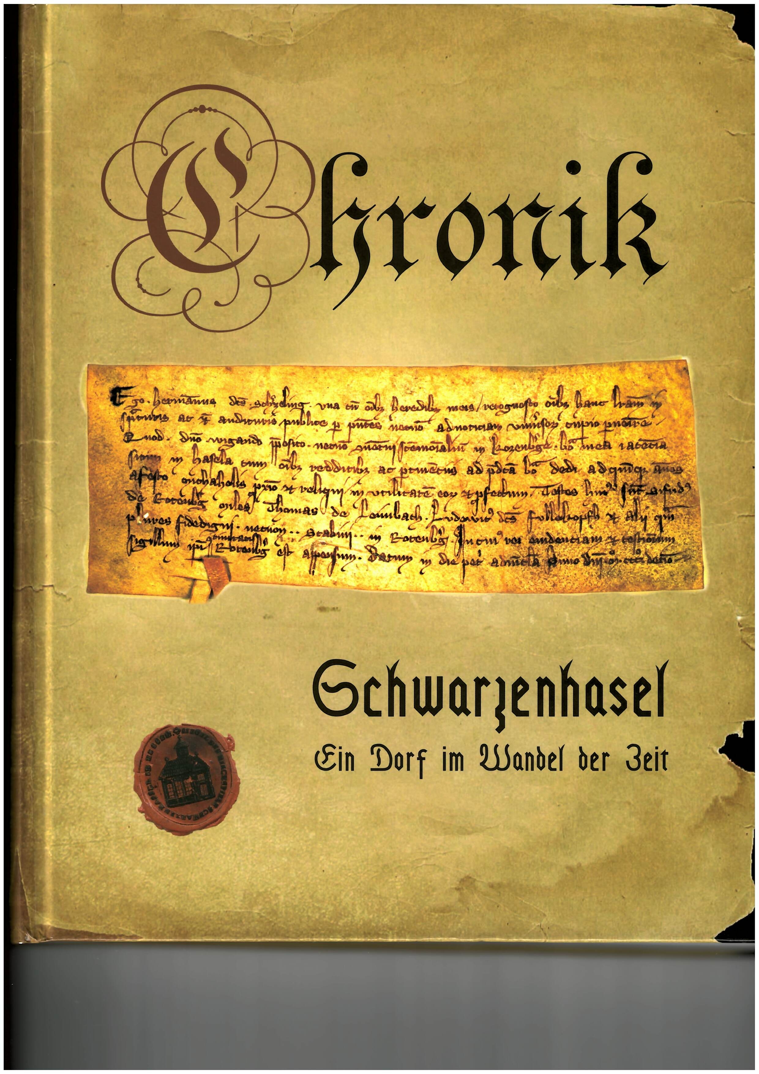 Die Chronik von Schwarzenhasel als Buch mit altertümlicher Schrift und goldenem Hintergrund.