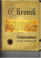 Die Chronik von Schwarzenhasel als Buch mit altertümlicher Schrift und goldenem Hintergrund.